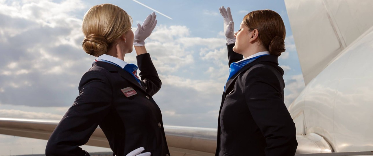 Zwei Flugbegleiterinnen von Rossiya: Die Airline will Kabinenpersonal abbauen.