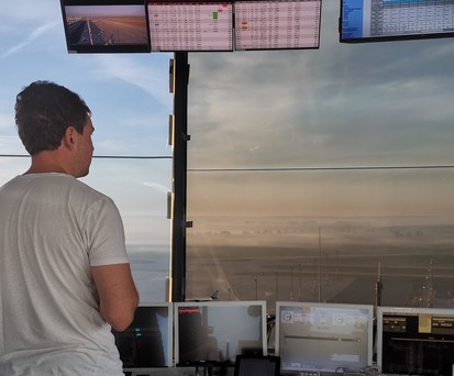 Lotse Philipp Schmitt im Tower der Deutschen Flugsicherung am BER: Freude an Privatpilotinnen und -piloten.