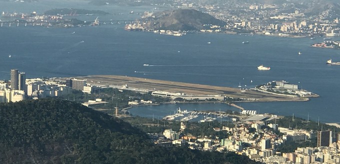 Der Stadtflughafen liegt inmitten von Rio de Janeiro.