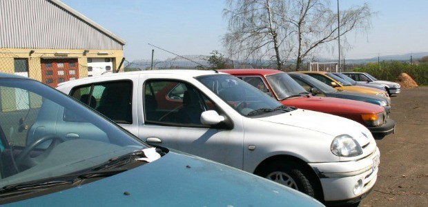 Was mit dem Besitzer des verwahrlosten, weißen Renaults passiert ist, weiss niemand: Der Flughafen Frankfurt Hahn versteigerte dieses und 12 weitere Autos, die hinterlassen wurden.