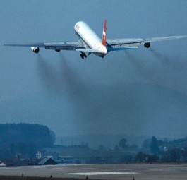 Startende Douglas DC-8 der ehemaligen Swissair Anfang der Achtzigerjahre: Mit dem Aufkommen von Umweltauflagen vor rund 40 Jahren verschwanden die Rauchschwaden immer mehr.