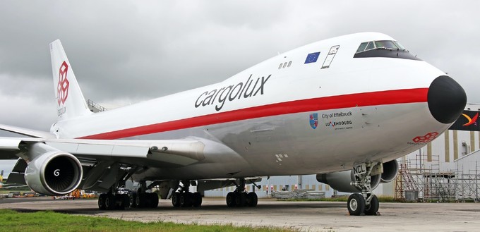 Eine Boeing 747-400 (LX-NCL) von Cargolux fliegt seit dem Jahr 2000 im historischen Look. «Ihr einzigartiges Design feiert das 50-jährige Bestehen der Fluggesellschaft und vereint einen Vintage-Look mit den ikonischen Linien des Jumbo-Jets», so die Frachfluggesellschaft bei der Vorstellung.