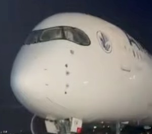 Airbus A350 von Air France nach der Landung in Abidjan: Die Passagiere konnten das Flugzeug über Treppen verlassen.
