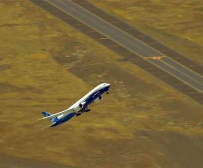 Spektakuläre Manöver mit dem großen Dreamliner