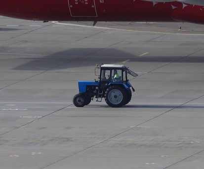 Blauer Traktor am Flughafen Novosibirsk: Drei Flugzeuge mussten durchstarten. 