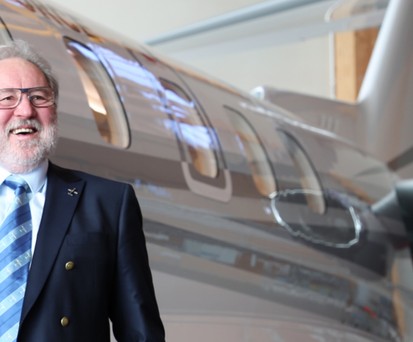 Oscar J. Schwenk vor einem PC-24: Er hat Pilatus Aircraft zwei Jahrzehnte lang geprägt.