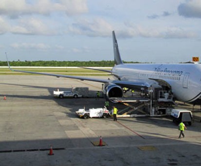 Blue Panorama Boeing 767-300 er auf dem Juan Alberto Gomez  Flughafen in Varadero, Kuba.
