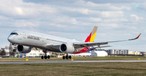 Ein A350 von Asiana: Das Flugzeug hat das rote Log auf dem Rumpf verloren.