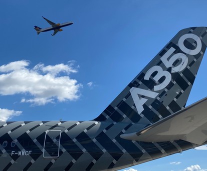 Zu sehen auf der ILA Berlin 2022: Airbus' A350-900-Testflieger mit dem Kennzeichen F-WWCF, darüber ein Jet von Icelandair, der am BER gestartet ist.