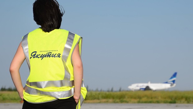 Mitarbeiterin und Flieger von Yakutia: Neue Destination.