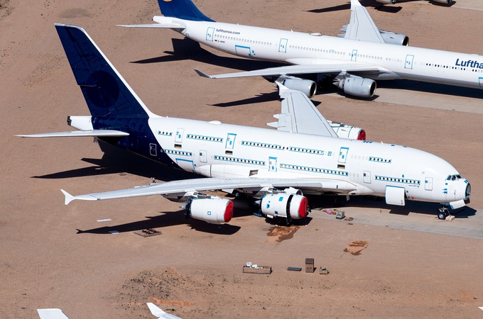 Ein anderer Airbus A380 (D-AIMD) und ein A340-600 (D-AIHD): Werden schon demontiert.