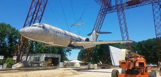 Der ausrangierte Flieger wurde zuerst auf mehr als 45 Meter Höhe gehoben und dann an einer Schwinge fallen gelassen.