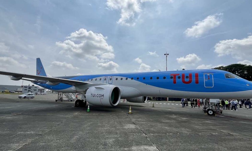 Die E195-E2 mit der Kennung OO-ETB am Flughafen Antwerpen: Alle drei E195-E2 sind aktuell am Boden.