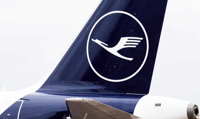 Leitwerk eines Airbus A320 von Lufthansa: Die Fluglinien der Gruppe rücken noch enger zusammen.