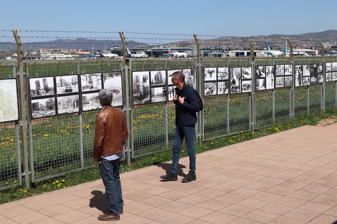 Freiflichtaustellung des Museums  gegenüber dem Terminal des Flughafens Sarajevo.