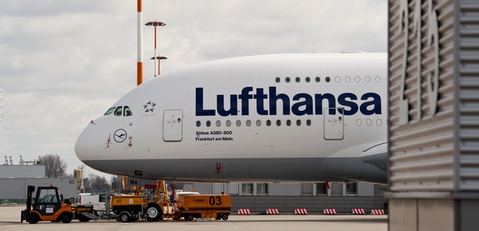 Lufthansas erster A380 im März 2010 bei Airbus in Hamburg Finkenwerder: Kennung D-AIMA und Taufname Frankfurt am Main.