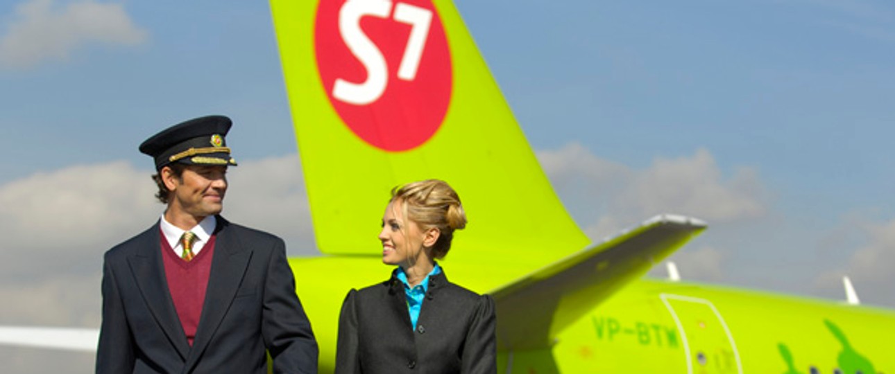 Pilot und  Flugbegleiterin von S7 Airlines: Die Fluggesellschaft baut wegen anhaltenden Triebwerksproblemen Personal ab.