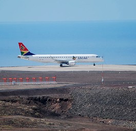 Embraer E190 von Airlink am Flughafen St. Helena: Der Airport kommt nicht aus den Problemen heraus.