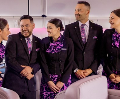 Kabinencrew von Air New Zealand in aktuellen Uniformen: 2025 soll es neue geben.