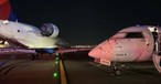 Große Schäden an beiden Flugzeugen: Die beiden Bombardier CRJ 900 nach der Kollsion.