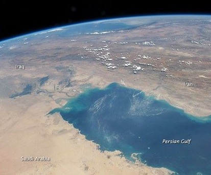 Der Persisische Golf aus der ISS gesehen: Sieht freidlich aus, ist es aber derzeit nicht.