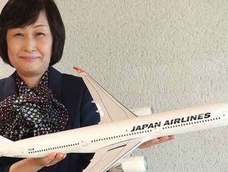 Mitsuko Tottori, Präsidentin und Gruppenchefin von JAL: Erneut Gehaltskürzung.