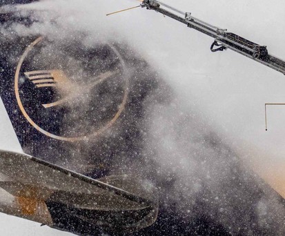 Eine Lufthansa-Maschine wird enteist: Fraport hat die Einteisung in Frankfurt eingestellt.