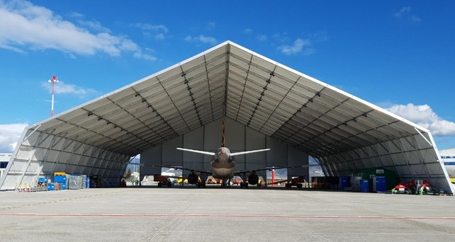 Condors Airbus A320 im mobilen Hangar in Kavala: Kennzeichen D-AICP.