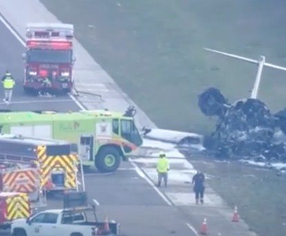 Bilder von Hop-A-Jet Flug 823 nach dem Absturz: Die Flugbegleiterin rettete mit ihrem Einsatz Leben.