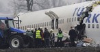 Bilder der Unfallstelle: Der Jet zerbrach beim Aufprall in zwei Teile.