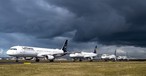 Flieger von Lufthansa stehen in Frankfurt in Reih und Glied.