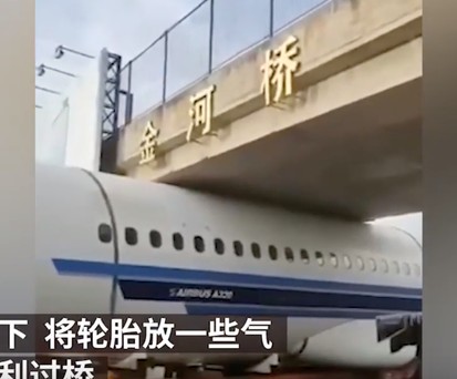 Flugzeug bleibt unter Brücke stecken