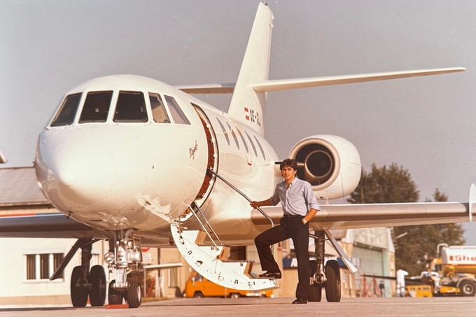 Samhaber vor einer Dassault Falcon 20.
