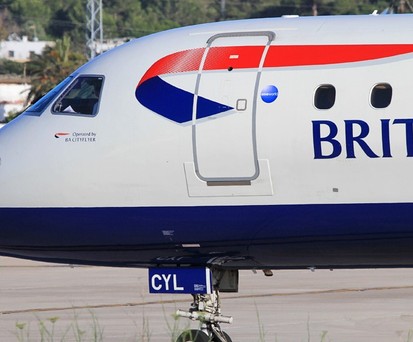 Embraer E190 von British Airways: Reisende mussten am 4. Januar acht Stunden in Amsterdam in dem Flugzeug ausharren.