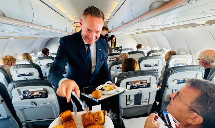 Jens Ritter: Machte das Internet an - und servierte auch auf dem ersten Starlink-Flug.