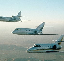 Drei Generationen der Falcon-Serie: Hinten eine Falcon 50, in der Mitte fliegt eine Falcon 200 und vorne im Bild ist eine Falcon 10.

&nbsp;

&nbsp;