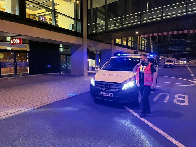 Mitarbeiter der Airport Security im Einsatz.