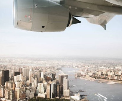 Lufthansa-Flieger über New York: Tickets kann man bei Airbnb kaufen.