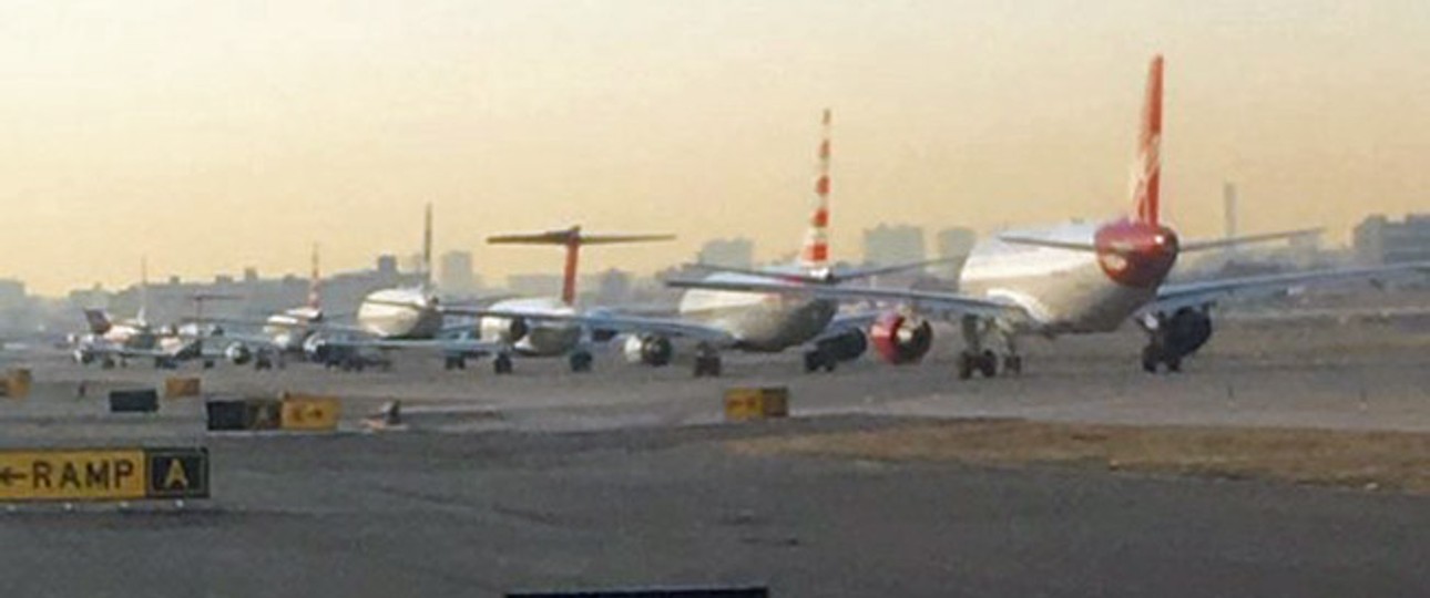 Warteschlange am New Yorker Flughafen La Guardia: Ein riesiges Schlagloch sorgte für massive Verspätungen.