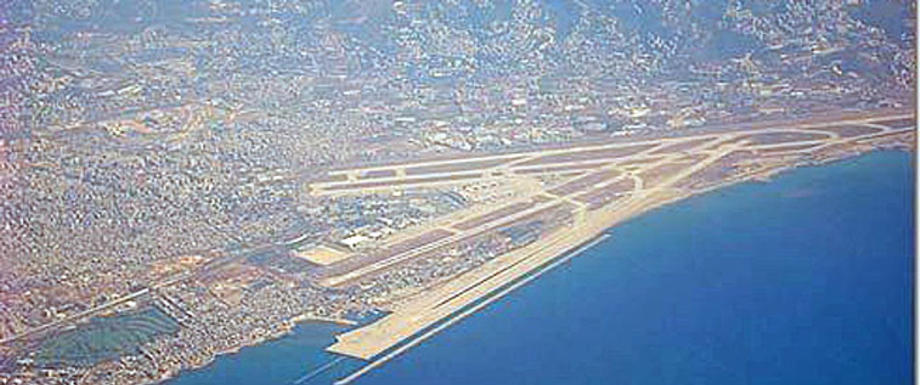 Beirut–Rafic Hariri International Airport: Südlich der Landeschwellen der Piste 34 und 35 liegt eine neue Mülldeponie (siehe Karte unten).