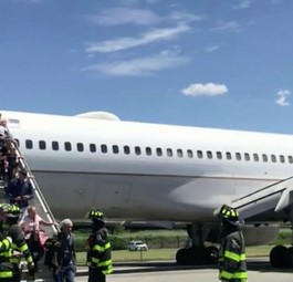 Boeing 757 kommt in Newark von der Piste ab