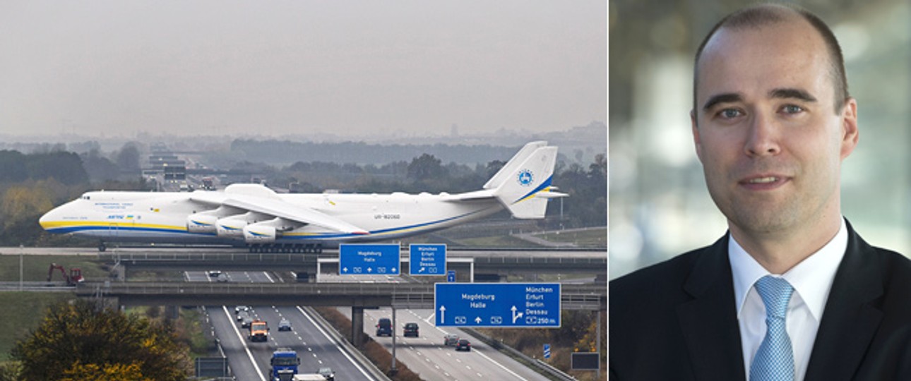 An-225 in Leipzig/Halle und Airport-Chef Johannes Jähn.