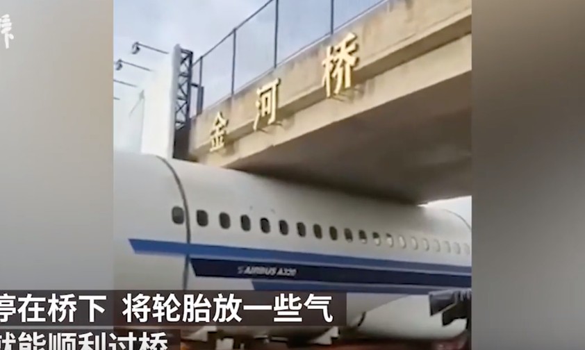 Flugzeug bleibt unter Brücke stecken