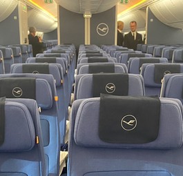 <p style="text-align: left;">Hier ist alles ziemlich Lufthansa: Die Economy Class.</p>
