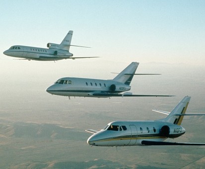 Drei Generationen der Falcon-Serie: Hinten eine Falcon 50, in der Mitte fliegt eine Falcon 200 und vorne im Bild ist eine Falcon 10.

&nbsp;

&nbsp;