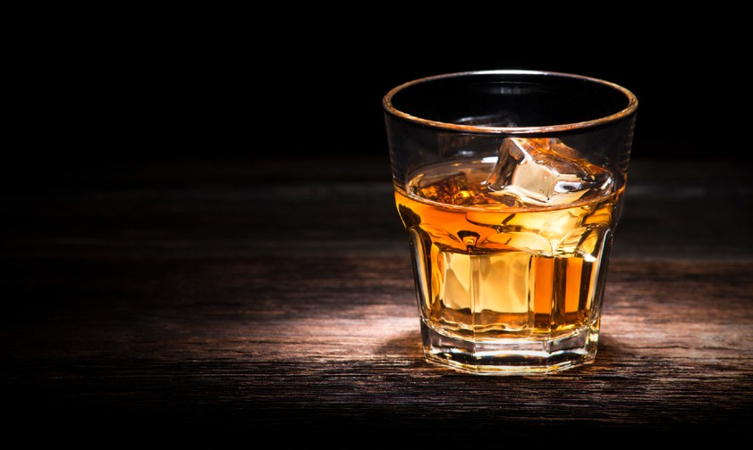 Sehen Sie, was Air New Zealand im Jahr 2022 an ihre Fluggäste ausschenkte, präsentiert mit Symbolbildern: 5341 Liter Whiskey.