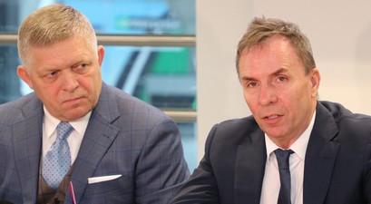 Der slowakische Premier Robert Fico und Wizz Air-Chef József Váradi: Historischer Ausbau in Bratislava.