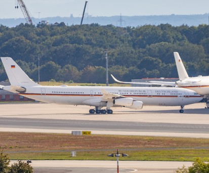 Der Airbus A340 mit der Registrierung 16+02 in Köln/Bonn: Bye bye.