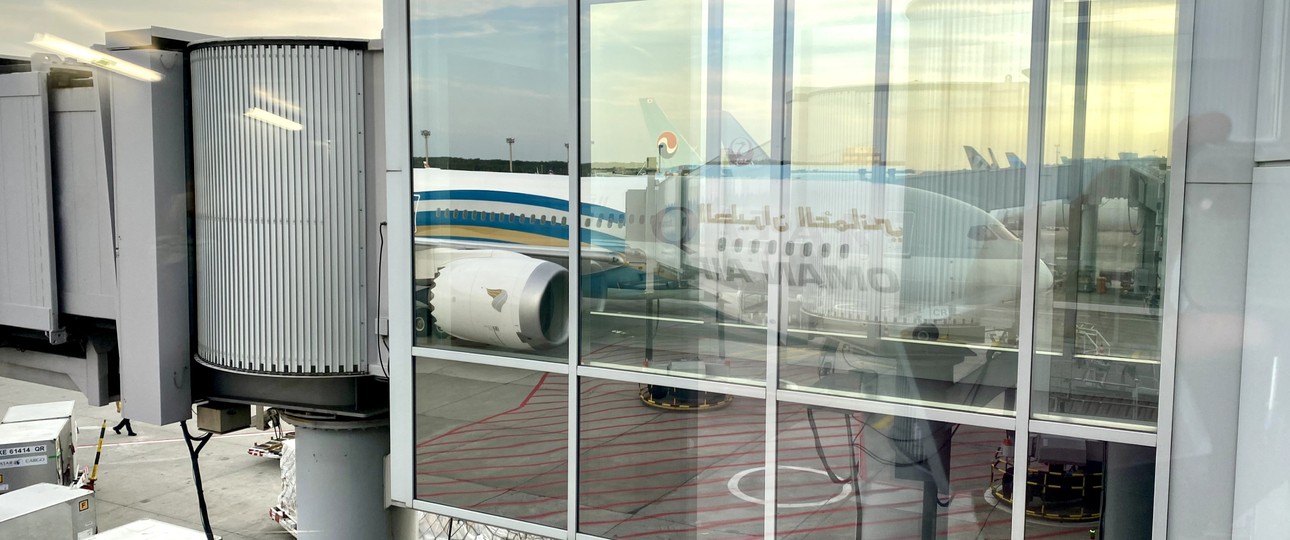 Spiegelbild: Die Boeing 787-9 von Oman Air am Flughafen Frankfurt.