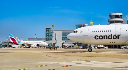 Flughafen Düsseldorf Vorfeld im Sommer